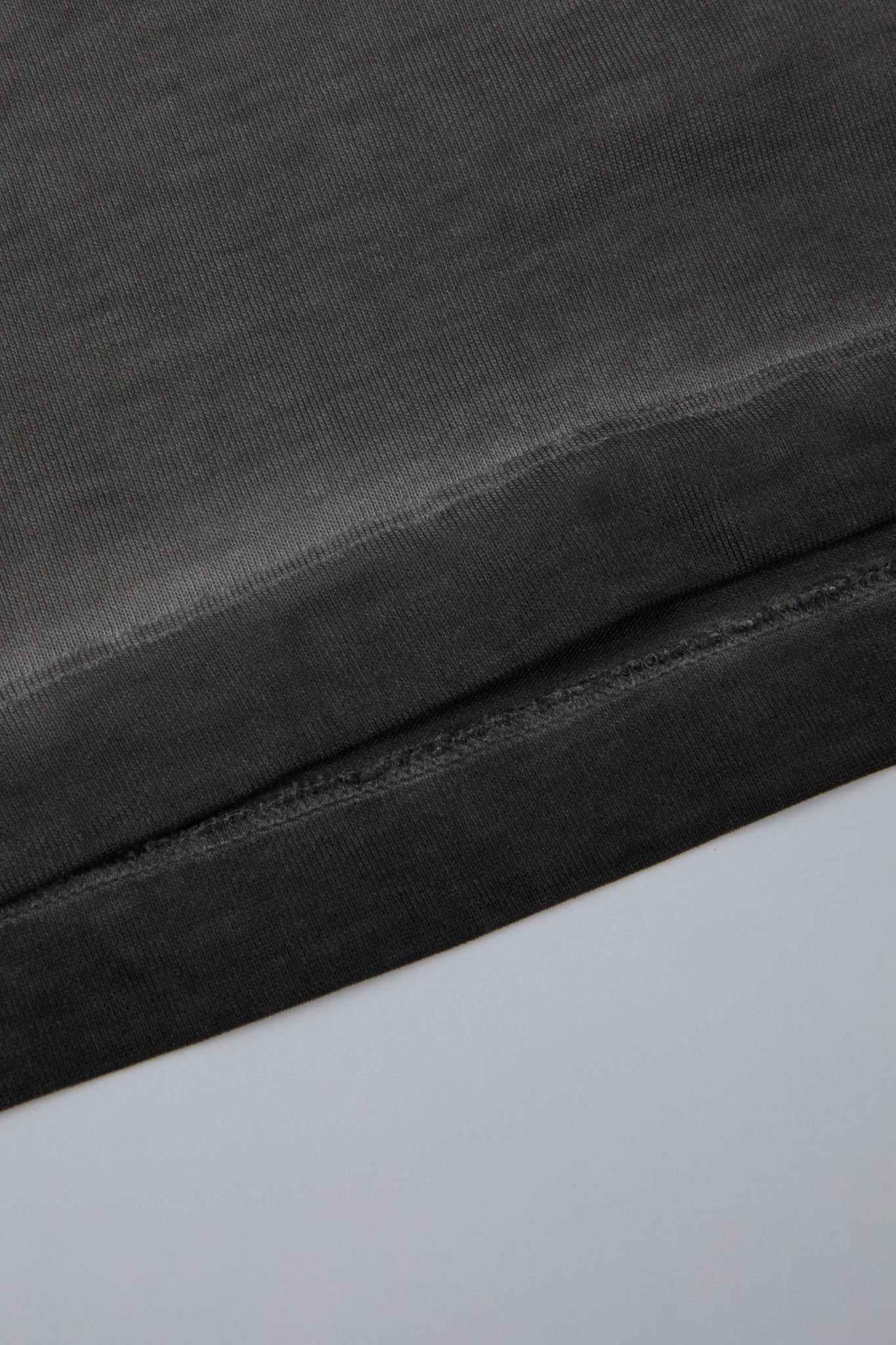 DUMIST - GREY TSHIRT TV's LOGO