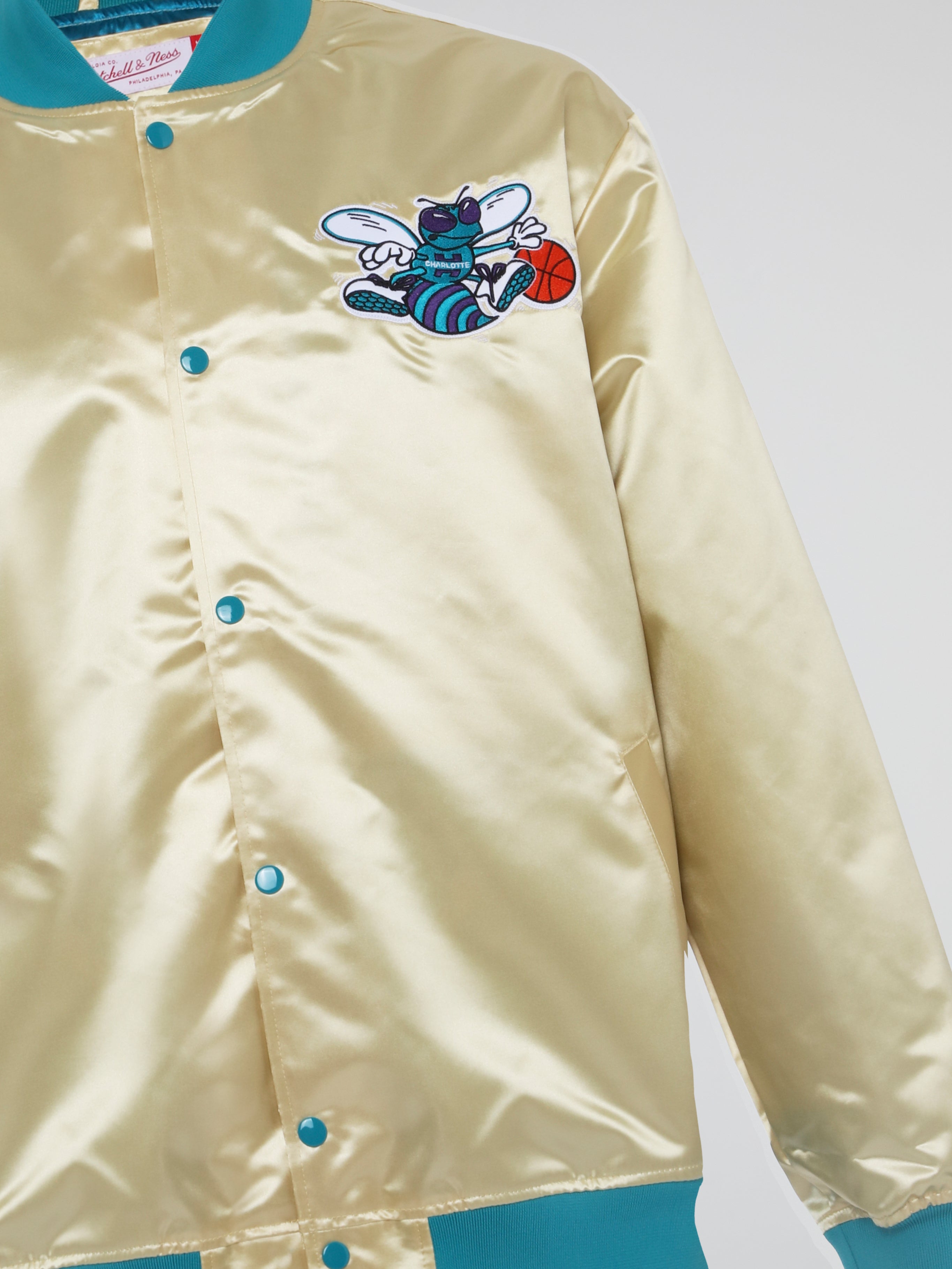 Mitchell & Ness Lightweight Satin Jacket Charlotte Hornets – Light Gold