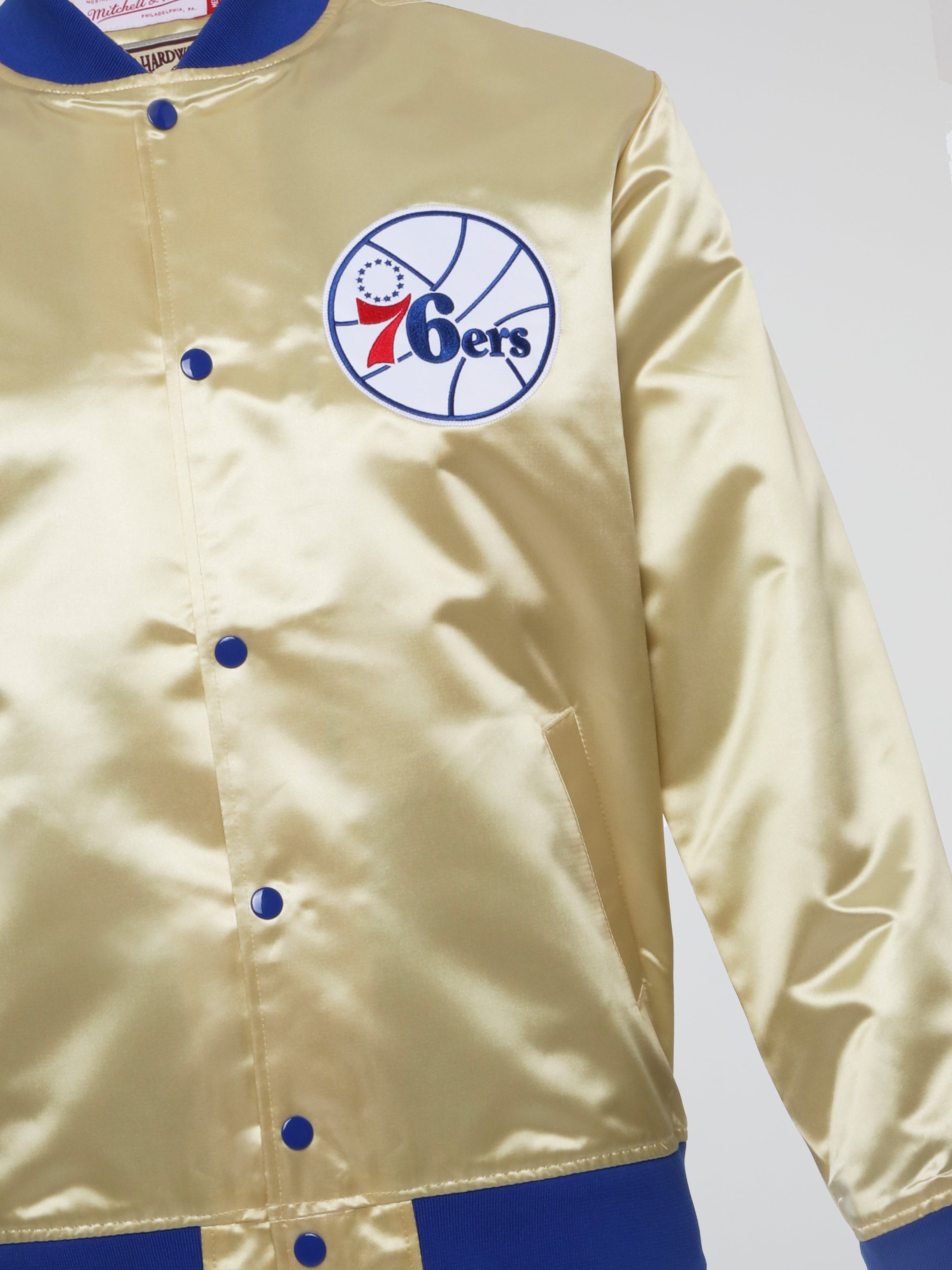 Mitchell & Ness Lightweight Satin Jacket Philadelphia Sixers – Light Gold